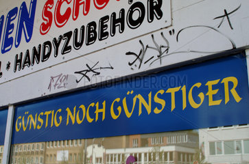 Werbung an einem Handyladen in Hamburg-Altona