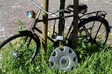 Rostiges Fahrrad und Volkswagen-Radkappe  Hamburg