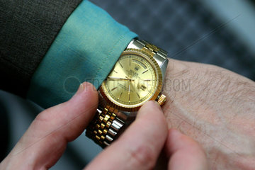Geschaeftsmann mit Rolex-Armbanduhr