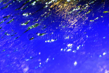 Wasser vor blauem Hintergrund