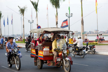 Phnom Penh  Kambodscha  Strassenszene mit Tuk-Tuk und Motorrad