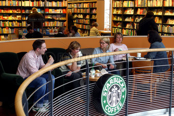 Starbucks Coffee in einer Buchhandlung in Essen