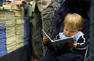 Kind liest ein Buch - Buchhandlung in Essen