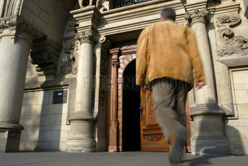 Ein Mann geht in das Duisburger Rathaus