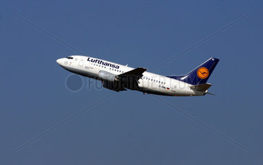Lufthansa Flugzeug startet am Duesseldorfer Flughafen