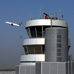 Lufthansa Flugzeug und Duesseldorfer Flughafentower