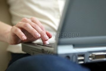 Haende einer Frau am Laptop