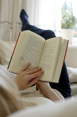 Eine Frau liest in einem Buch