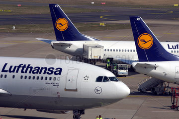 Lufthansa Flugzeuge am Duesseldorfer Flughafen
