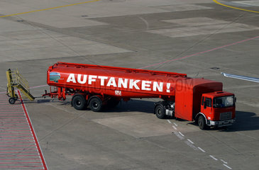 Tankwagen am Duesseldorfer Flughafen