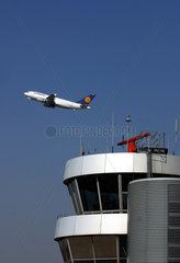 Lufthansa Flugzeug und Duesseldorfer Flughafentower