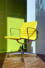 Gelber Designerbuerostuhl in einem Schaufenster