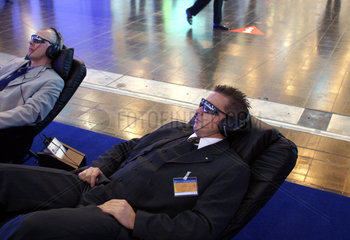 Manager entspannen sich auf der e-world Messe in Essen