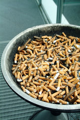 Aschenbecher mit Zigarettenkippen