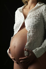 Halbakt einer schwangeren Frau