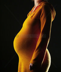 Schwangere Frau im Profil