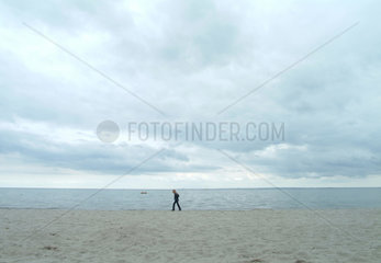 Groemitz  einsamer Mensch am Strand