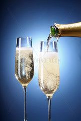 Champagner wird in ein Glas gegossen