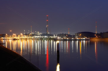 Karlsruhe  Mineraloelraffinerie Oberrhein mit dem Oelhafen am Abend