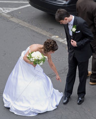 Salgotarjan  Ungarn  eine Braut ueberprueft das Outfit ihres Braeutigams
