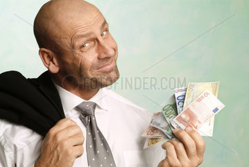 Mann posiert mit Euroscheinen