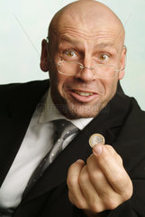 Mann mit 1-Euro-Stueck in der Hand