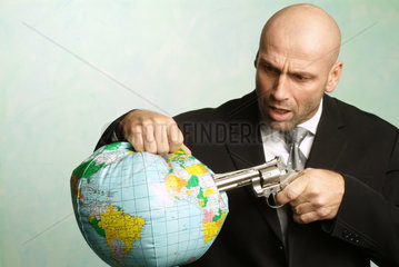Mann bedroht Globus mit einem Revolver