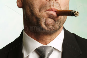 Mann raucht genuesslich eine Zigarre