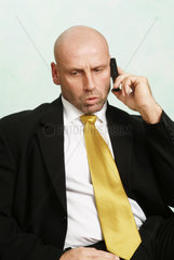 Konzentriert telefonierender Manager