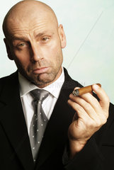 Mann posiert mit Zigarre