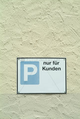 Gelbe Wand Mit Schild Aufschrift -P nur fuer Kunden-