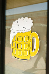 Bierglas auf einer Fensterscheibe