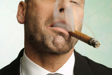 Mann raucht genuesslich eine Zigarre