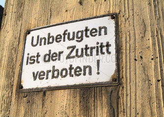 Hamburg  Verbotsschild an einer Holzwand