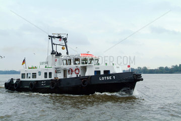 Hamburg  ein Lotsenboot auf der Elbe