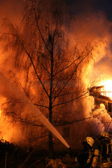 Leipzig  Deutschland  Feuerwehrmaenner loeschen einen Brand