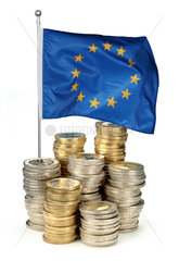 Stapel Muenzgeld vor einer Europafahne
