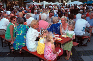 Gelsenkirchen  Stadtteilfest  Festbesucher im Biergarten
