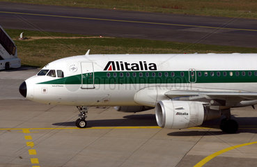 Alitalia Flugzeug am Duesseldorfer Flughafen