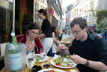 Trier  Studierende essen Salat im Restaurant