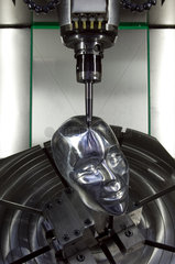 Eine Fraesmaschine fertigt das Abbild von einem Menschenkopf