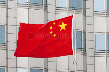 Berlin  Deutschland  Chinafahne vor der Chinesischen Botschaft