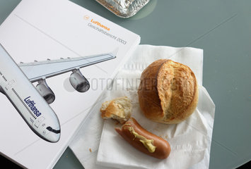 Angebissenes Wuerstchen mit Broetchen  Lufthansa HV