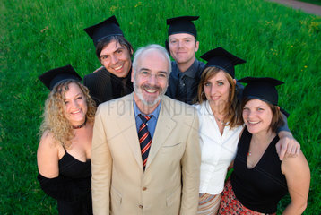 Prof. Dr. Michael Baurmann mit Bachelor-Absolventen