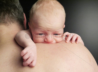 Baby in den Armen seines Vaters