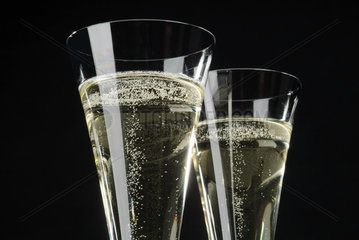 2 Champagnerglaeser vor dunklem Hintergrund