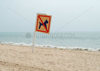 Spanien  Verbotsschild fuer Hunde am Strand von Barbate