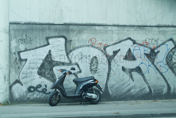 Hamburg  Motorroller vor einer Hauswand