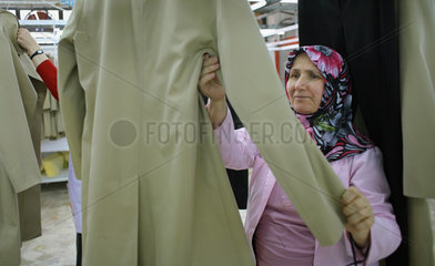 Istanbul  Tuerkei  Mitarbeiterin bearbeitet Maentel in einer Textilfabrik