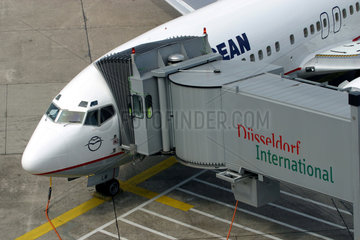 Duesseldorfer Flughafen  Flugzeug am Terminal